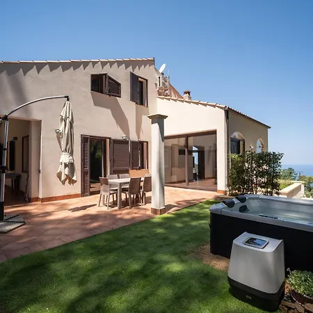 Breathtaking Sea Views & Jacuzzi In