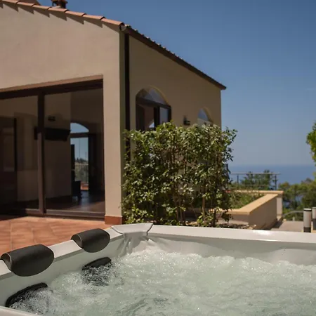 Breathtaking Sea Views & Jacuzzi In *